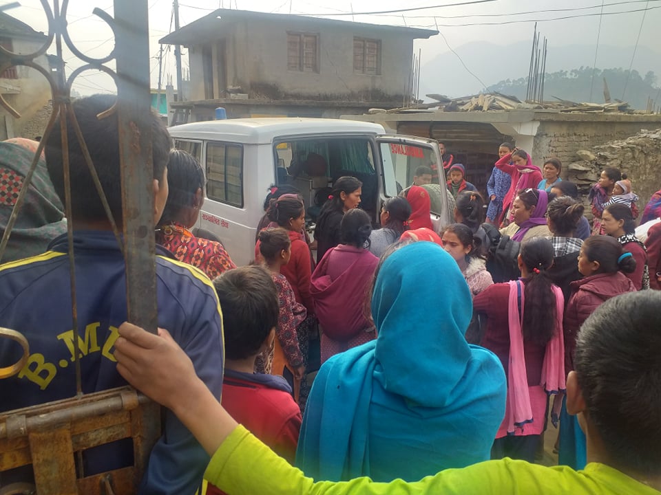 अस्पतालको बेडमा छट्पटारहेकी मैना दमाईको उद्धार