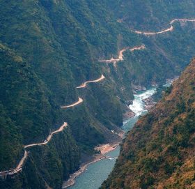 कर्णाली नदीमा जीप खस्यो, चालक बेपत्ता