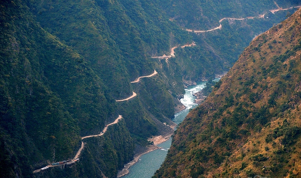 कर्णाली नदीमा जीप खस्यो, चालक बेपत्ता