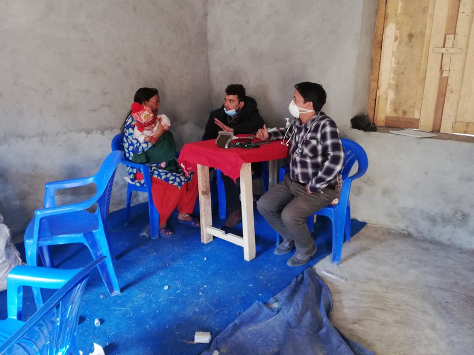 घरमै पुगेर भाइरल प्रभाबितलाइ उपचार गर्दै डाक्टर