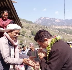 टुप्लुक्क मन्त्री प्रकाश शाह घरको दैलाेमा पुग्दा