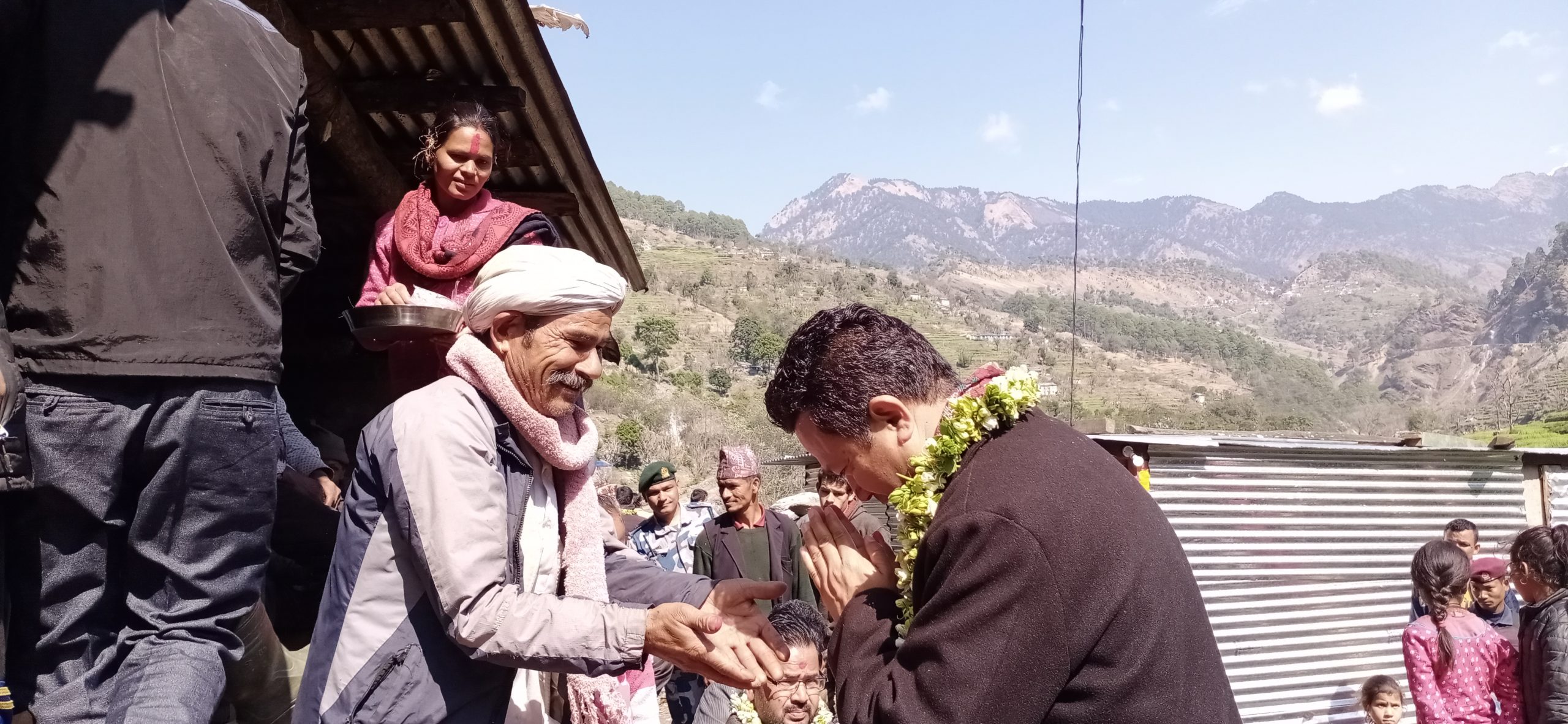 टुप्लुक्क मन्त्री प्रकाश शाह घरको दैलाेमा पुग्दा