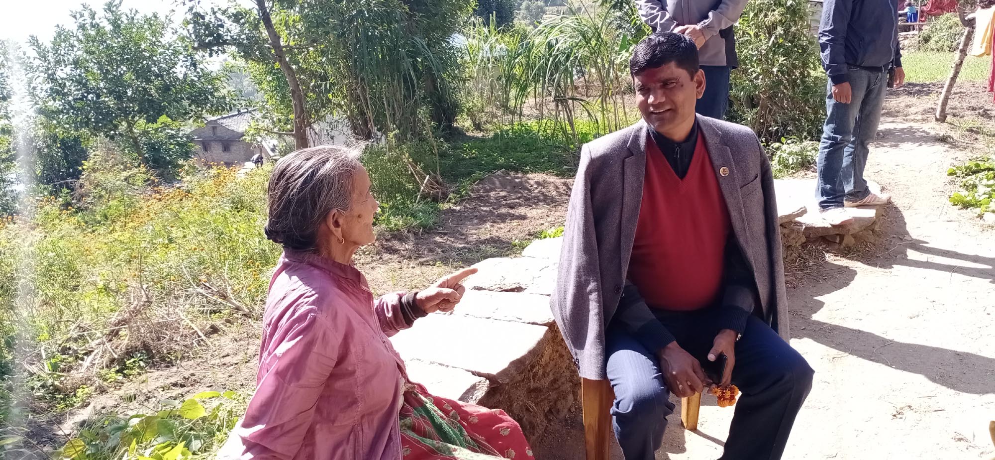 संगठन निर्माणमा नेकपा केन्द्रीय सदस्य लाल बहादुर थापा बाजुराका गाँउमा