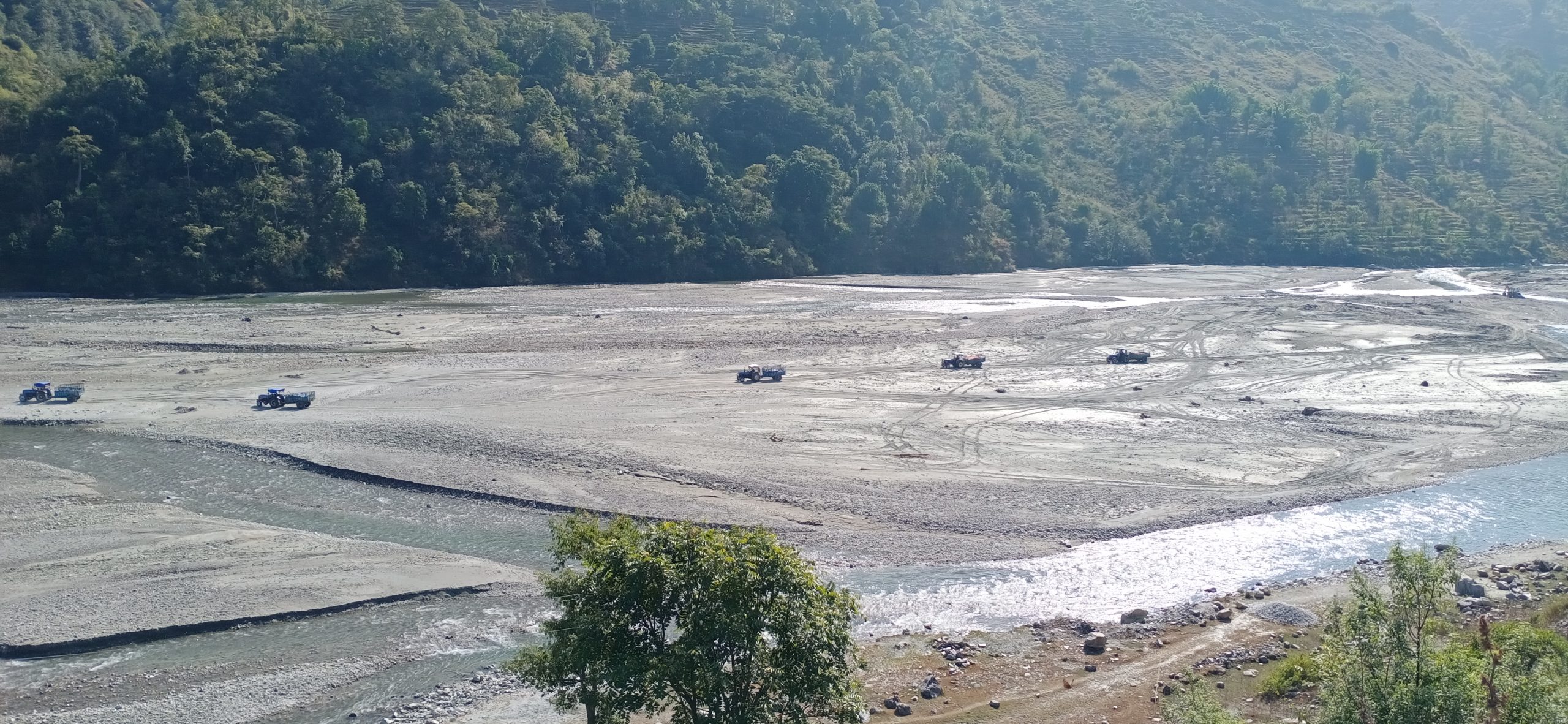 अबैध रुपमा ढुङ्गा, गिट्टि, वालुवा निकाशिले जग्गा कटान