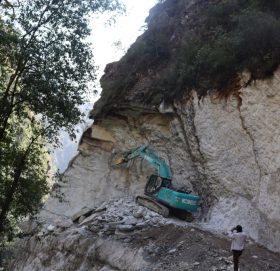 कडा चट्टान फाेड्दै गाैमुल गाउँपालिका