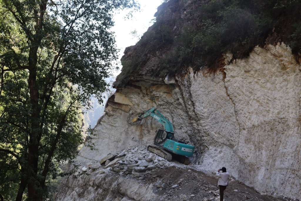 कडा चट्टान फाेड्दै गाैमुल गाउँपालिका