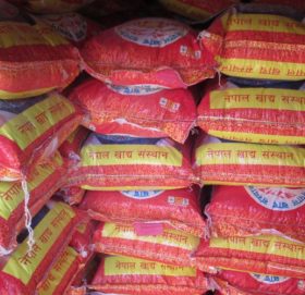 बझाङमा हेलिकोप्टरद्वारा खाद्यान्न ढुवानी