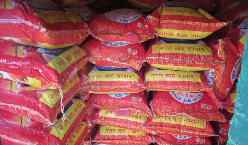 बझाङमा हेलिकोप्टरद्वारा खाद्यान्न ढुवानी