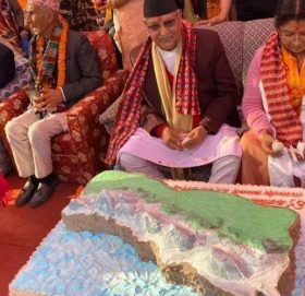 प्रधानमन्त्रीले नेपालको नक्सा अङ्कित केक काट्दा सामाजिक सञ्जालमा आलोचना