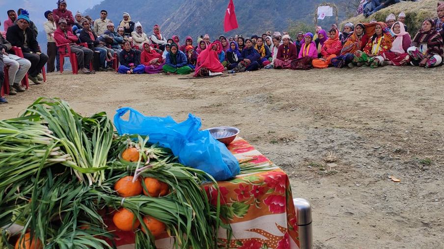 गौमुलमा शिक्षक संघका नेता सहीत ५० परिवार नेकपा प्रवेश
