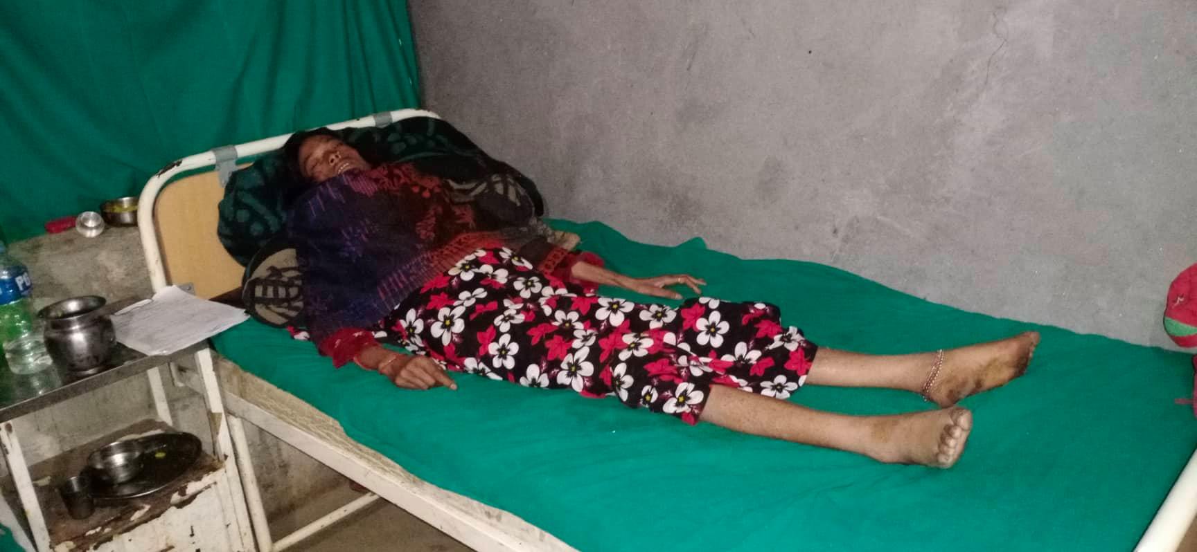 उपचार अभाबमा अस्पतालको बेडमा छट्पटाउदै मैना दमाई
