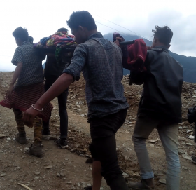 स्वास्थ्य चौकी पुग्न स्टेचरकै भर