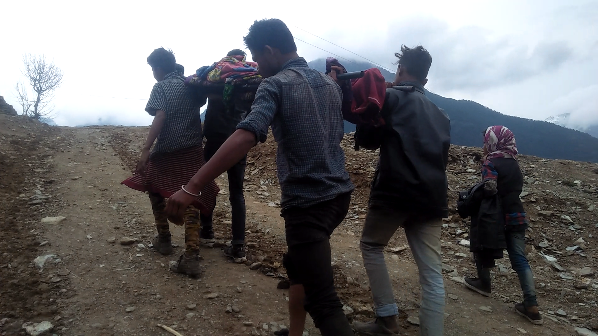 स्वास्थ्य चौकी पुग्न स्टेचरकै भर