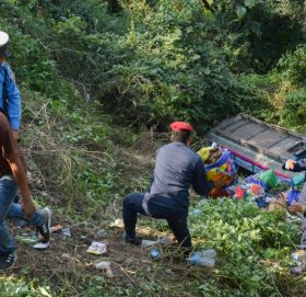 बेहुला-बेहुली बोकेको बस भीरबाट खस्यो, चारजनाको मृत्यु