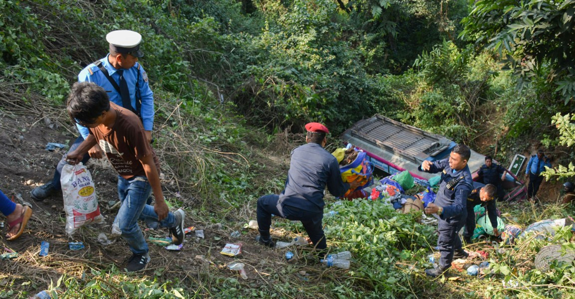 बेहुला-बेहुली बोकेको बस भीरबाट खस्यो, चारजनाको मृत्यु