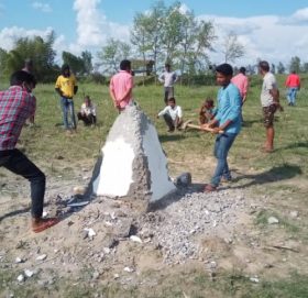 नेपालि भूमिमा सीमा पिल्लर गाडिएको भन्दै स्थानीयद्वारा तोडफोड