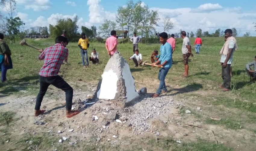 नेपालि भूमिमा सीमा पिल्लर गाडिएको भन्दै स्थानीयद्वारा तोडफोड