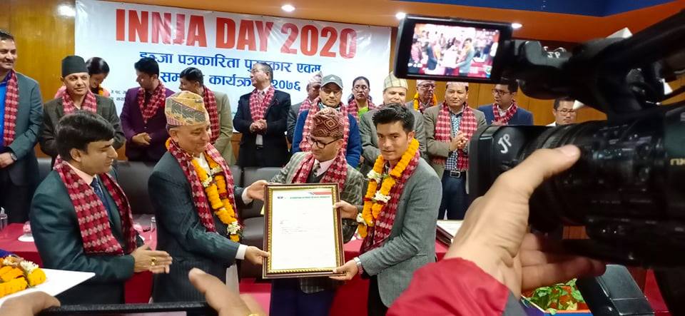 पत्रकार सिहं (इन्जा ) द्वारा सम्मानित