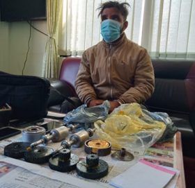 फलामको बेरिङभित्र लुकाएको ६ किलो सुनसहित भारतीय नागरिक पक्राउ