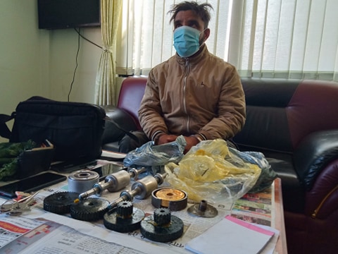 फलामको बेरिङभित्र लुकाएको ६ किलो सुनसहित भारतीय नागरिक पक्राउ
