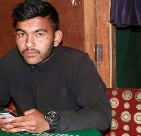 पारस रावलको गुलाबको फूल