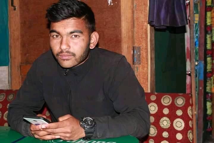 पारस रावलको गुलाबको फूल