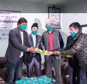 वडा अध्यक्ष रावलले वडाका ५ सय घरधुरीलाई माक्स बितरण गरे