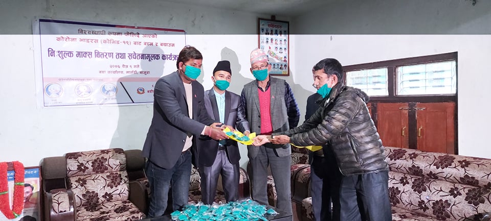 वडा अध्यक्ष रावलले वडाका ५ सय घरधुरीलाई माक्स बितरण गरे