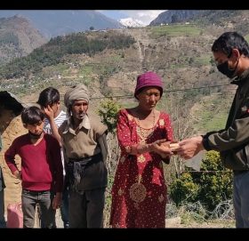 नेबिसघका नेता रावलले बिपन्न परिवारलाई सहयाेग र एसएमएसबाट काेरोनाबारे जानकारी