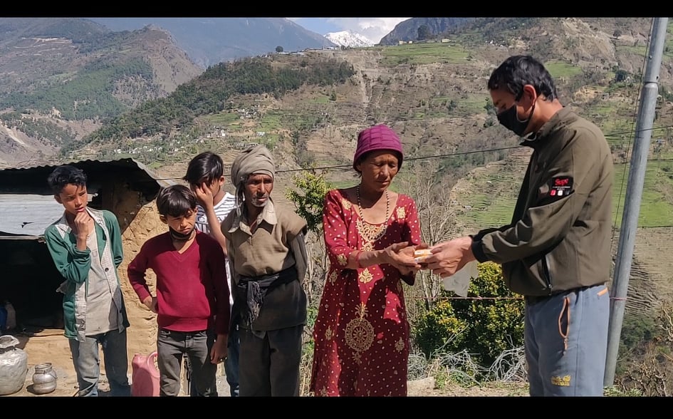 नेबिसघका नेता रावलले बिपन्न परिवारलाई सहयाेग र एसएमएसबाट काेरोनाबारे जानकारी