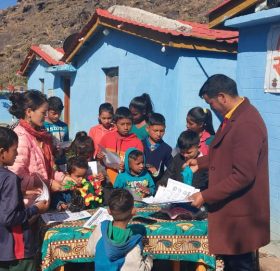 साहित्यकर्मी शाहीद्धारा अनाथालयलाई माक्स,साबुन र रुमाल सहयोग