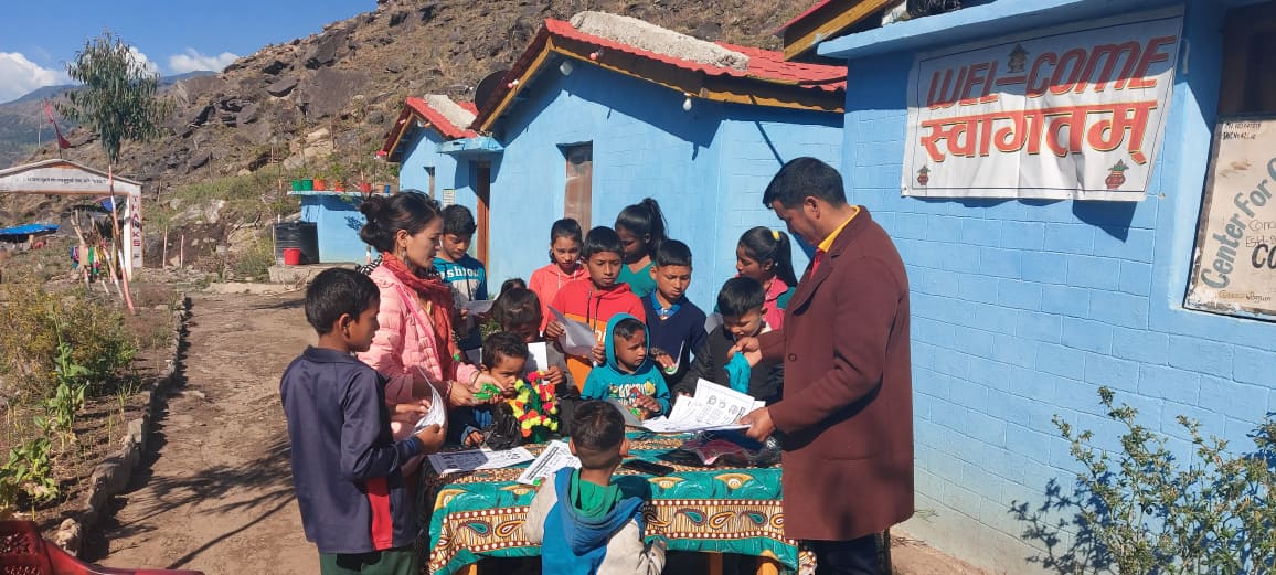 साहित्यकर्मी शाहीद्धारा अनाथालयलाई माक्स,साबुन र रुमाल सहयोग