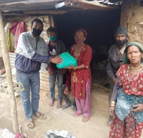 बादि समुदायका २ परिवारलाइ खाद्न्न सहयाेग