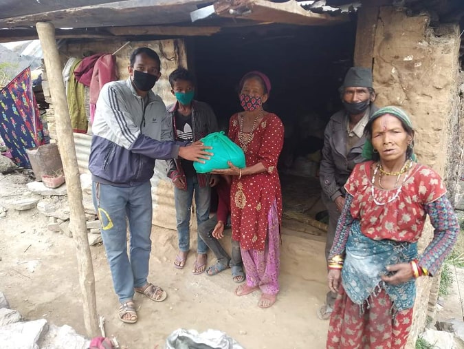 बादि समुदायका २ परिवारलाइ खाद्न्न सहयाेग