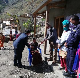 हिमाली गाँउपालिकाले कोरोना बिरुद्ध घर घरमा पुगेर चेतना सँगै साबुन बितरण