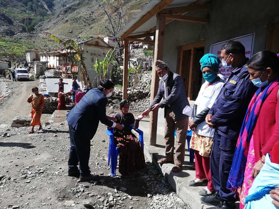 हिमाली गाँउपालिकाले कोरोना बिरुद्ध घर घरमा पुगेर चेतना सँगै साबुन बितरण