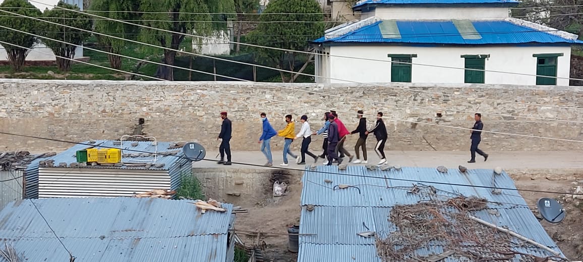 बाजुरामा लकडाउन उल्लघंन गर्नेलाइ प्रहरी प्रक्राउ गर्दै