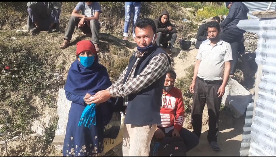 बुढिगंगा ९ मा जनप्रतिनिधि घरमै पुगेर साबुन र माक्स बितरण