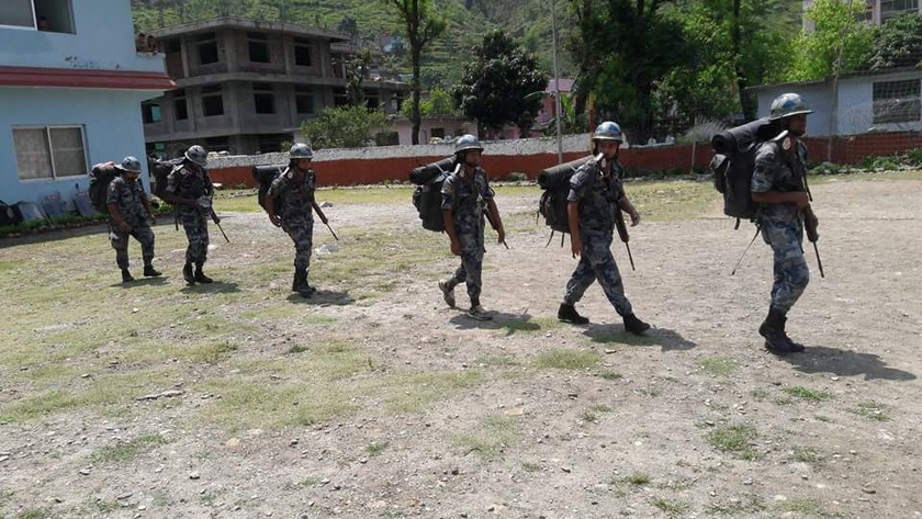 ७४ घुमुवा प्रहरीलाई जिम्मेवारीबाट मुक्त गर्दै सशस्त्र प्रहरी गण महाराजगन्जमा सरुवा