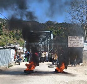 गाउँपालिकाको निर्णयविरुद्ध स्थानीय आन्दोलित