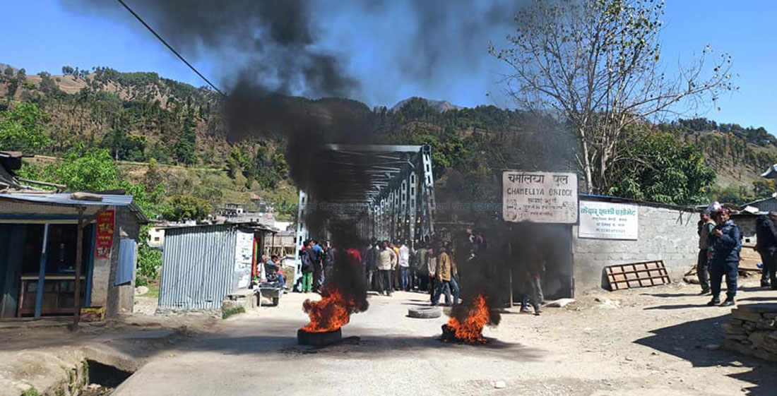 गाउँपालिकाको निर्णयविरुद्ध स्थानीय आन्दोलित