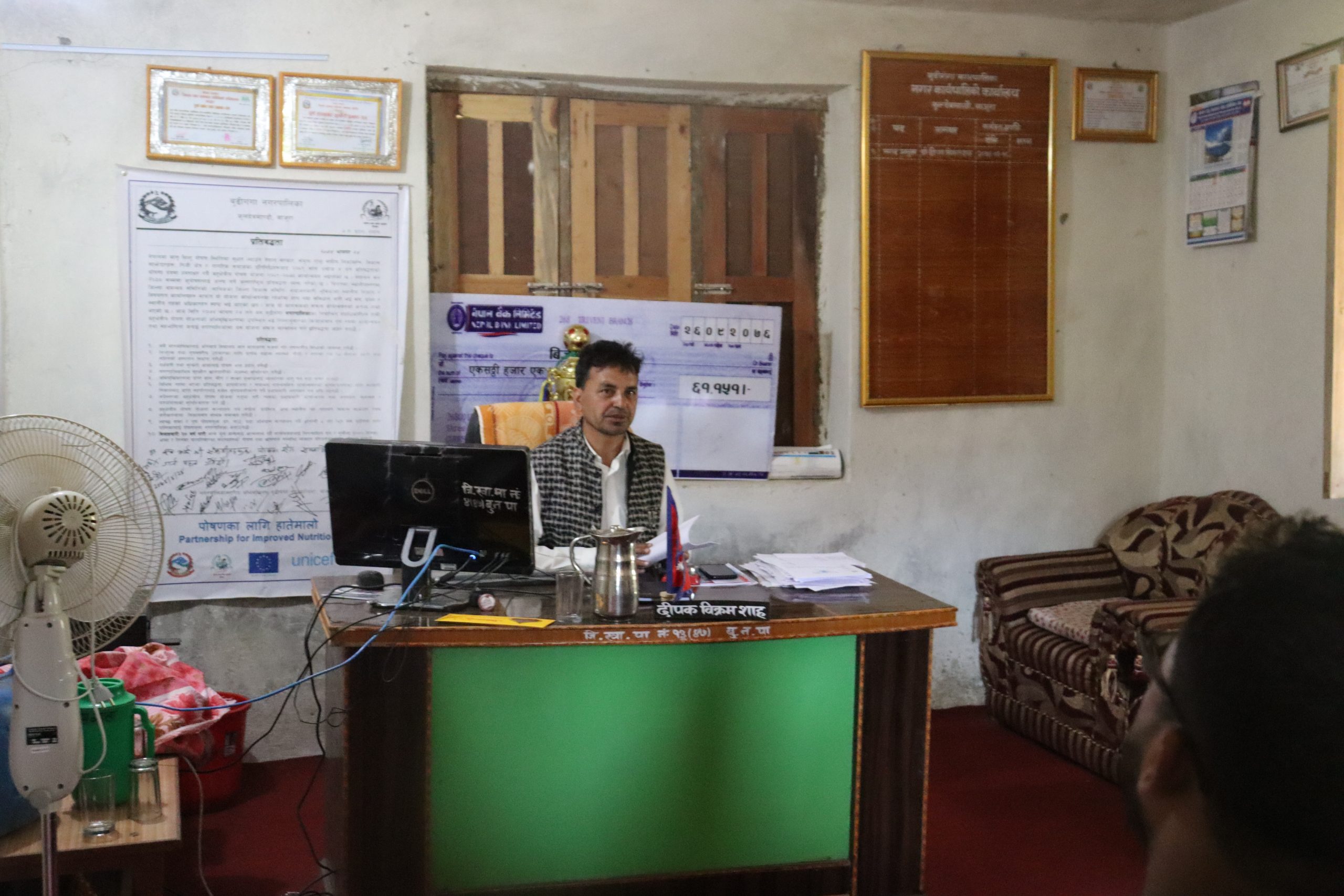 लकडाउनका कारण असुविधा भोग्नु नपर्ने घर घरमा खाद्यन्न जाेहाे हुन्छ मेयर शाह