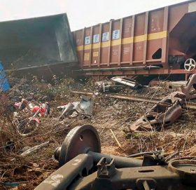 रेल र बस ठोक्किँएर दुर्घटना हुँदा ३० जनाको मृत्यु