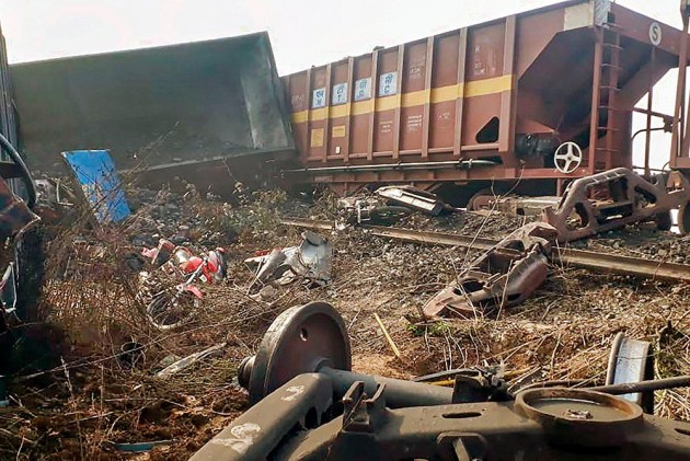 रेल र बस ठोक्किँएर दुर्घटना हुँदा ३० जनाको मृत्यु