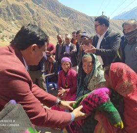 स्थायि बन्ध्याकरण गर्नेलाइ नगरप्रमुख पदम गिरिले दिए कम्मल उपहार