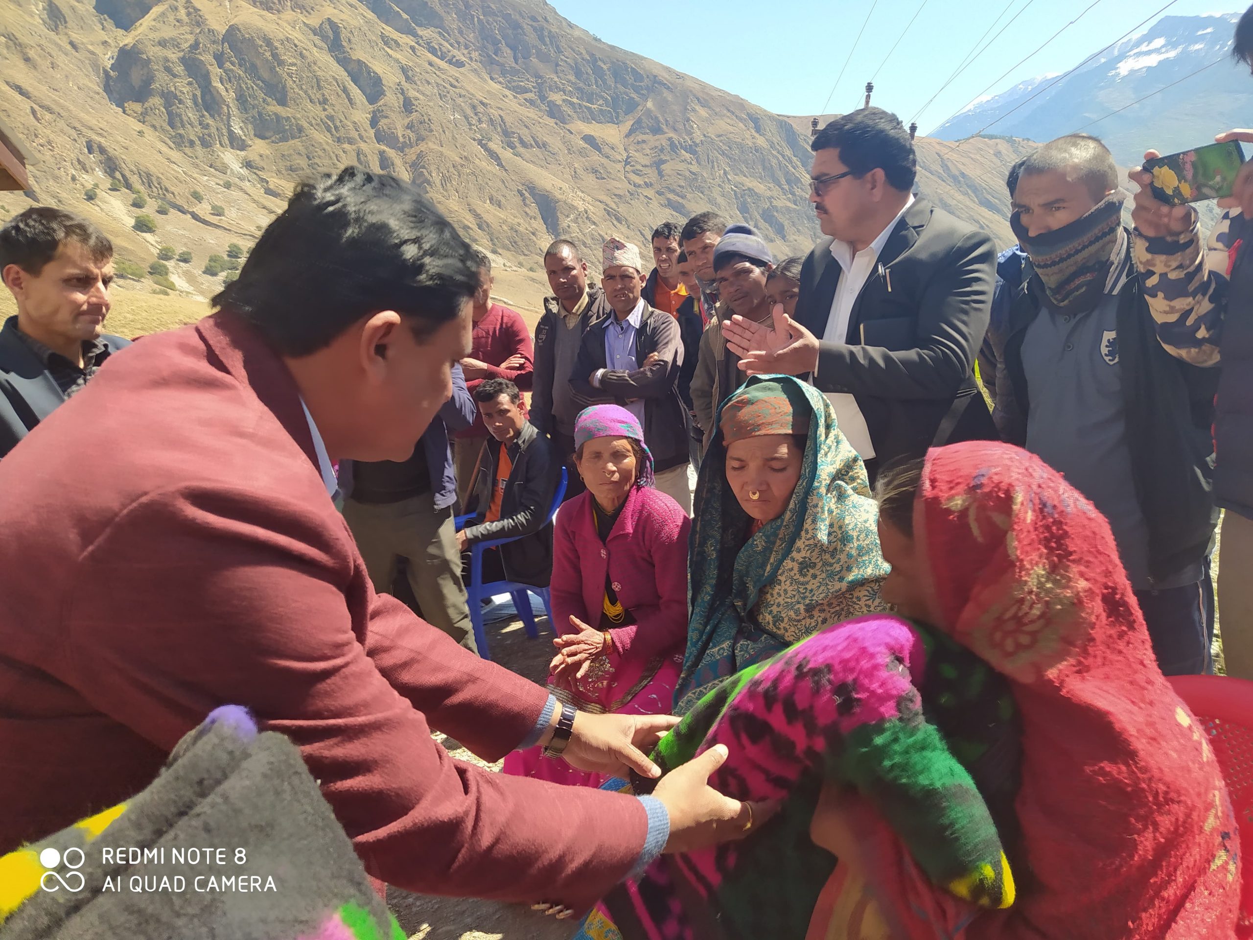 स्थायि बन्ध्याकरण गर्नेलाइ नगरप्रमुख पदम गिरिले दिए कम्मल उपहार