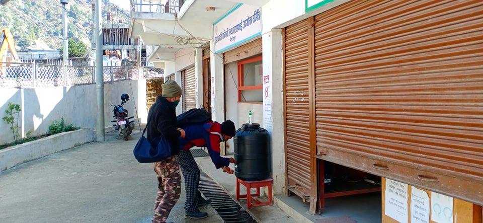 कार्यलयमा सेवा लिदा पहिला अनिवार्य हात धुनु पर्ने