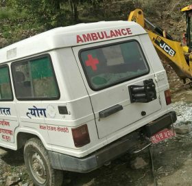 बाह्रबिस रेडक्रस शाखाको एम्बुलेन्स लकडाउनमा यात्रु ओसारदै