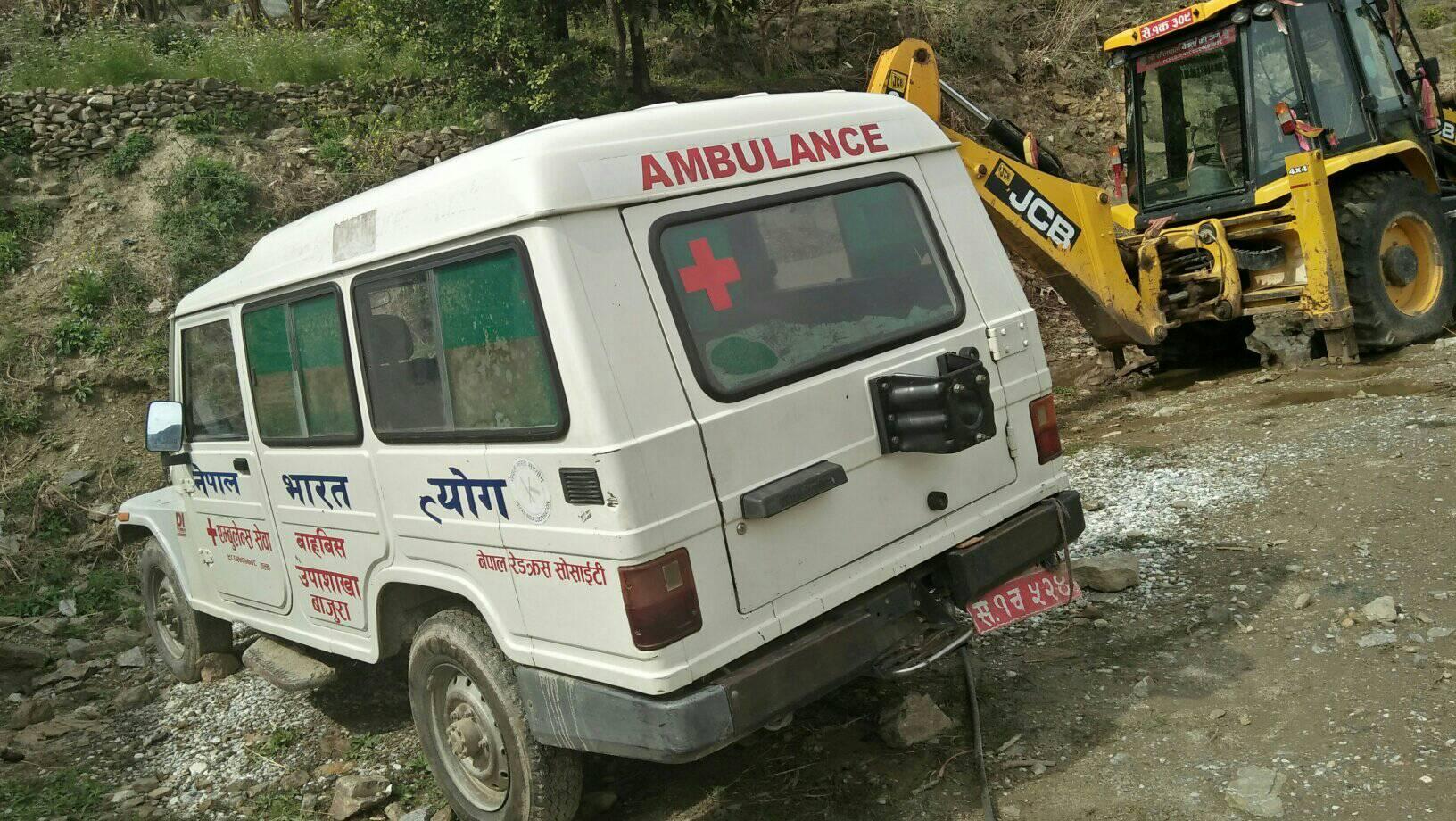 बाह्रबिस रेडक्रस शाखाको एम्बुलेन्स लकडाउनमा यात्रु ओसारदै