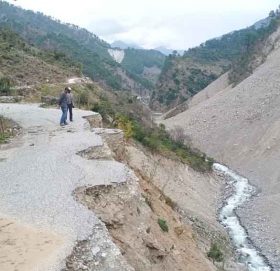 साँफे मार्तडी सडकको अम्कोट क्षेत्र पहिरोको उच्च जोखिममा